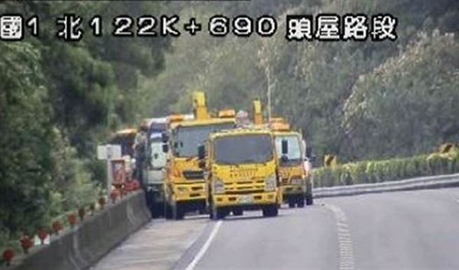 国道一号北上123公里处、苗栗头屋路段今（18日）上午9时许发生4车因不明原因发生碰撞，其中1辆自小客车直接衝出护栏、跌落边坡。（即时路况资讯）