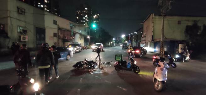 20岁叶姓男子17日下午9时许，骑乘黄牌重型机车搭载17岁杨姓女子，行经新北市中和区环河西路三段与光环路一段交叉路口，不慎55岁牟姓女子驾驶的汽车擦撞。（翻摄）