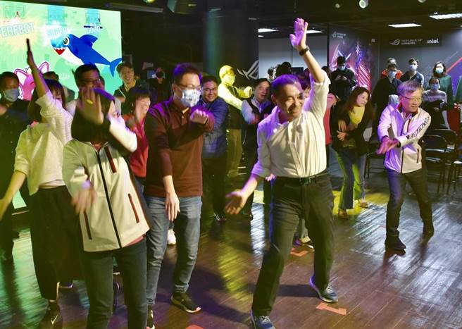 侯友宜大动作舞技获得最高分，气氛超嗨。（戴上容摄）