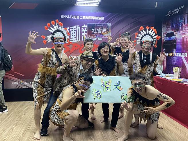 社会局专委黄逢明表示，社会局在疫情期间仗义扶助弱势，因此这次参赛特别扮成「泰山」的模样。（戴上容摄）