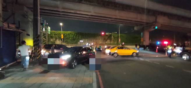 20岁叶姓男子17日下午9时许，骑乘黄牌重型机车搭载17岁杨姓女子，行经新北市中和区环河西路三段与光环路一段交叉路口，不慎55岁牟姓女子驾驶的汽车擦撞。（翻摄）
