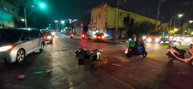 20岁叶姓男子17日下午9时许，骑乘黄牌重型机车搭载17岁杨姓女子，行经新北市中和区环河西路三段与光环路一段交叉路口，不慎55岁牟姓女子驾驶的汽车擦撞。（翻摄）