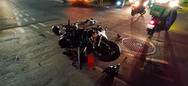 20岁叶姓男子17日下午9时许，骑乘黄牌重型机车搭载17岁杨姓女子，行经新北市中和区环河西路三段与光环路一段交叉路口，不慎55岁牟姓女子驾驶的汽车擦撞。（翻摄）