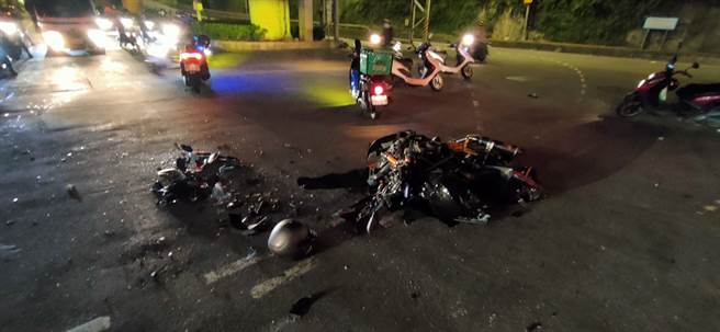 20岁叶姓男子17日下午9时许，骑乘黄牌重型机车搭载17岁杨姓女子，行经新北市中和区环河西路三段与光环路一段交叉路口，不慎55岁牟姓女子驾驶的汽车擦撞。（翻摄）