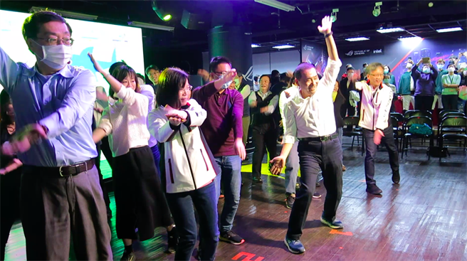 侯友宜大动作舞技获得最高分，气氛超嗨。（戴上容摄）