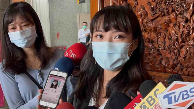 高市議員黃捷這次被盜照片，遭冒用身分去交友網站「求包養」，她今（18）日出面怒斥對方很可惡。（柯宗緯攝）