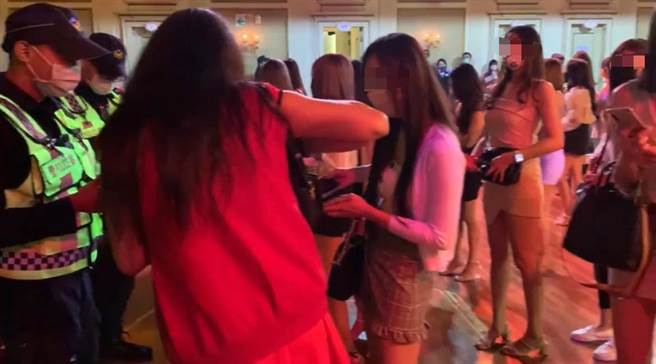 長髮酒店妹掏證件給警方抄錄資料。（翻攝照片／石秀華高雄傳真）