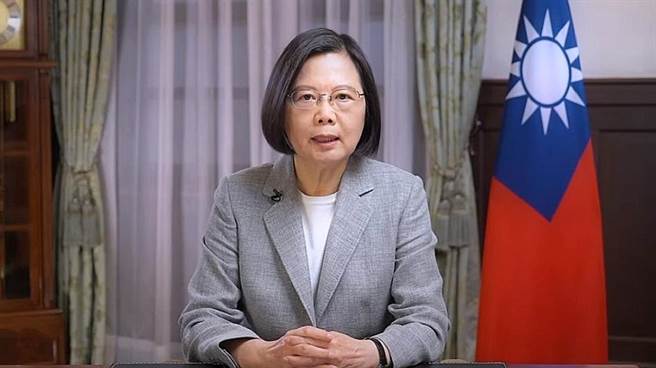 民进党「当时」是在野党，党员和支持者爱哪个版本党纲打迷糊仗倒也无所谓，但是现在是执政党，国家主权定位莫衷一是，不混乱吗？台湾人民在国际场合看到中华民国国旗痛哭流涕，在台湾看到却无法肃然起敬，这能不歇斯底里吗？（截取总统府录影画面）