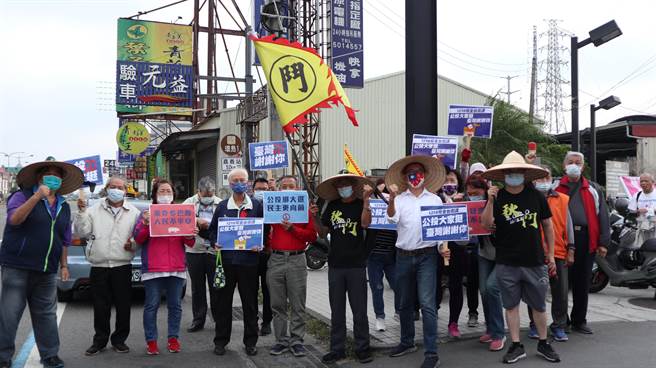 秋斗行脚从屏东出发，今天上午8点秋斗行脚人员来到台南市新市区中山路麦当劳，不少民眾自发行出席参加。（张毓翎摄）