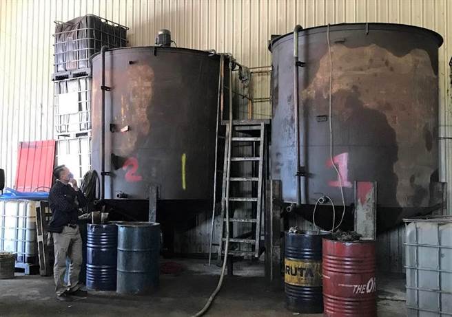 龚姓男子违法在高雄市大社区某工厂堆置废弃油品，严重污染环境。专案小组到工厂调查。（翻摄照片／林瑞益高雄传真）