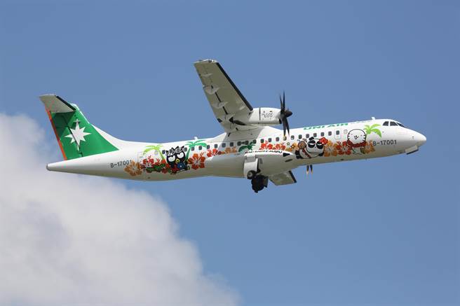 乘客搭立榮航空酷企鵝彩繪機，由台北飛花蓮迎曙光行程，乘客將於2萬呎高度以「上帝視角」俯瞰東海岸的山海美景。（花蓮縣府提供／王志偉花蓮傳真）