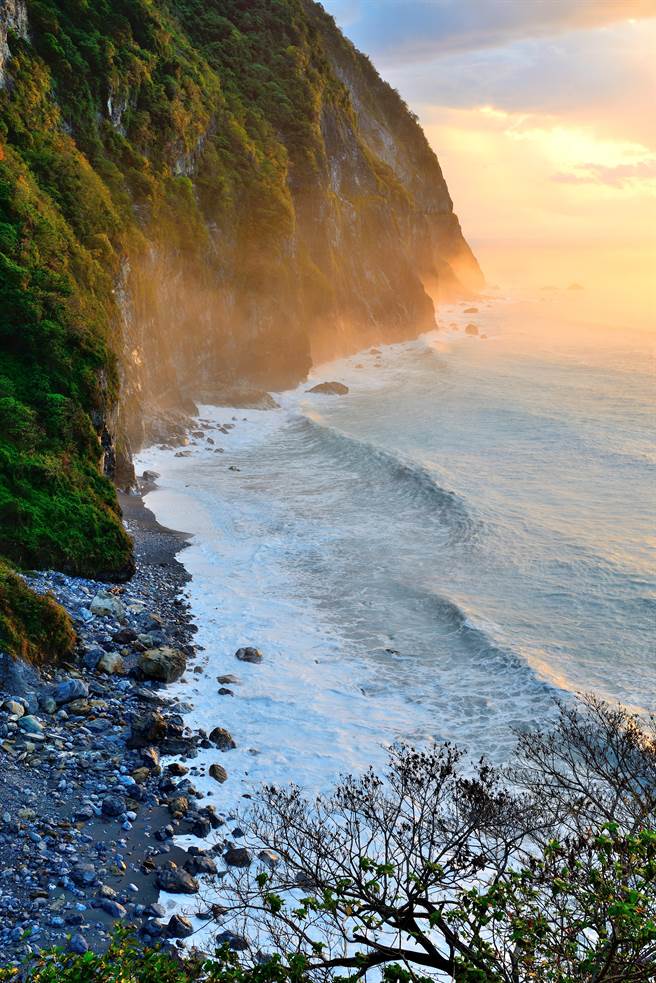 清水斷崖日出美景。（花蓮縣府提供／王志偉花蓮傳真）