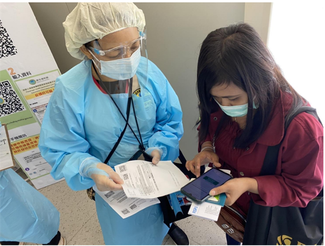 為兼顧國內產業及照顧人力需求，指揮中心同意11日起開放引進印尼移工入境，首批7名印尼移工於昨天晚間抵台。（發展署提供／林良齊台北傳真）