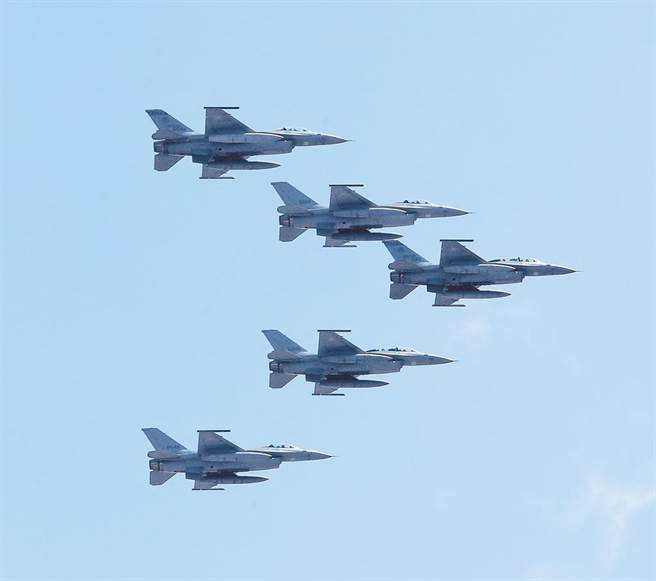 我国F-16战机将达207架，各式战机总数估可达391架，空军战力挤进全球前15名。图为今年国庆大会F-16战机以整齐划一队形飞过观礼台前方上空。（本报资料照片）