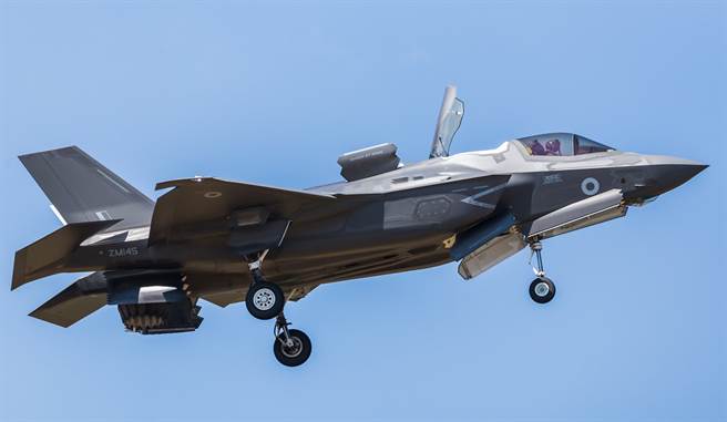 1架英国F-35B战机从「伊莉莎白女王」号（HMS Queen Elizabeth，R08）航母上起飞后不久，随即坠入东地中海。（达志影像/Shutterstock）