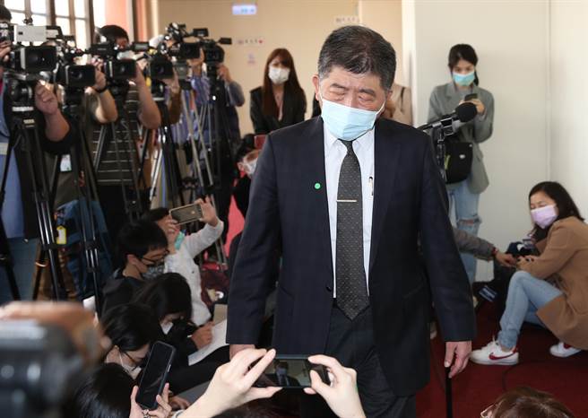 針對高端混打政策遭外界批評中央流行疫情指揮中心不負責任，衛福部長陳時中17日在立法院表示，對於所有相關政策，政務官都負政治責任。（姚志平攝）