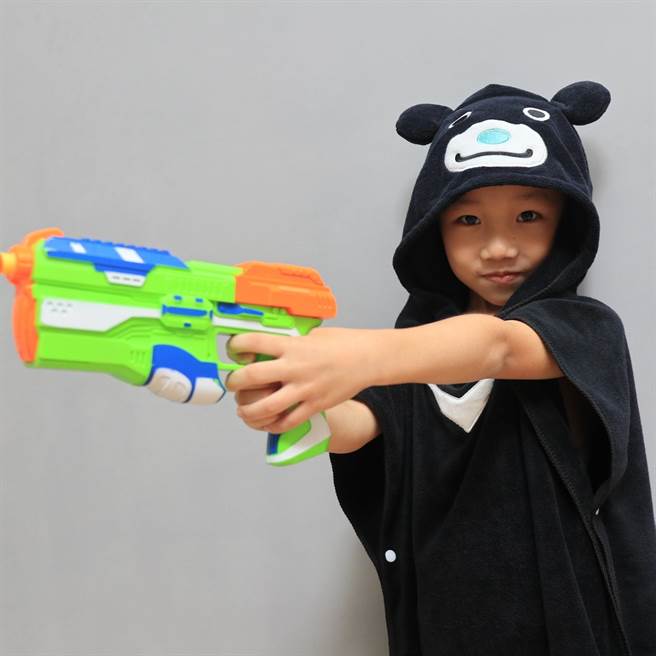 「熊讚连帽浴巾」採用超细纤维吸水材质，手感柔软，幸福感十足。（北市观传局提供／杨亚璇台北传真）