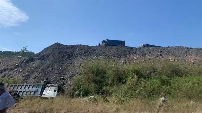 台东县大武乡18日发生砂石车翻覆意外，造成1人OHCA。（民眾提供／蔡旻妤台东传真）