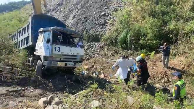 台东县大武乡18日发生砂石车翻覆意外，造成1人OHCA。（民眾提供／蔡旻妤台东传真）