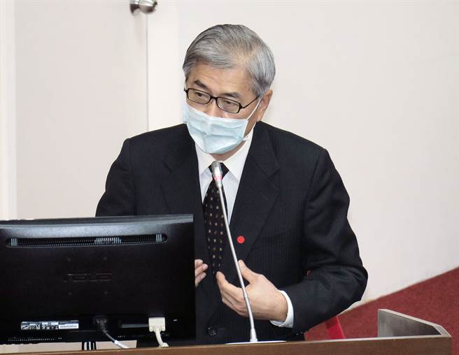 針對立委詢問對2022年的台股展望，金管會主委黃天牧18日在立法院表示「樂觀」，交易量雖不會高於今年但也不致於萎縮，至於美國升息是否造成外資竄逃？黃天牧認為，外資進出很正常，台股只要基本面好「花若盛開、蝴蝶自來」（姚志平攝）