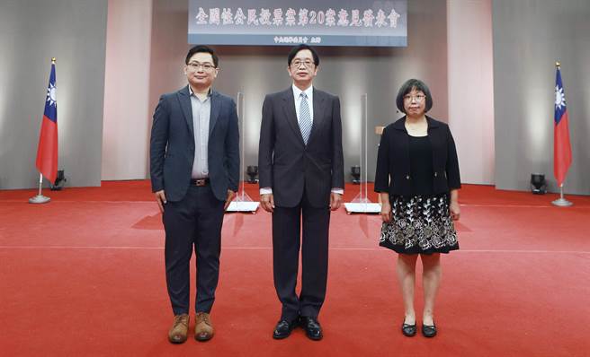 四大公投案第2场公投电视意见发表会18日举行，第20案三接迁离公投案正方代表蔡雅滢律师（右起）、主持人内政部次长邱昌岳及反方代表台湾环境规画协会理事长赵家纬合影留念。（民视提供）
