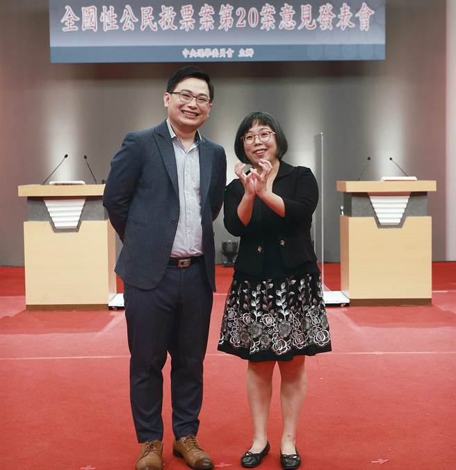 四大公投案第2场公投电视意见发表会18日举行，三接迁离公投案正方代表蔡雅滢律师（右）与反方代表台湾环境规画协会理事长赵家纬（左）合影留念。（民视提供）