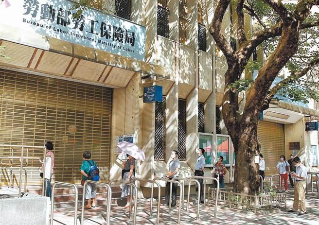 符合劳保条例第58条规定，最早50岁就可以一次请领老年给付。（本报系资料照片）