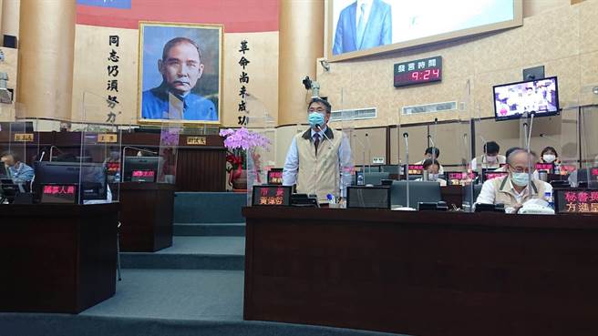 台南市长黄伟哲18日重返议会参加总质询，面对议员质询起立回答，未现疲态。（程炳璋摄）