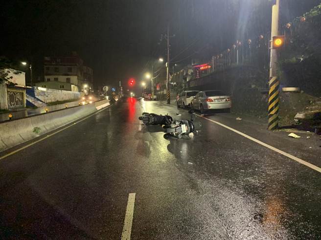 男女同事相约淡水吃消夜　回程自撞1命危1伤（翻摄照片／戴上容新北传真）