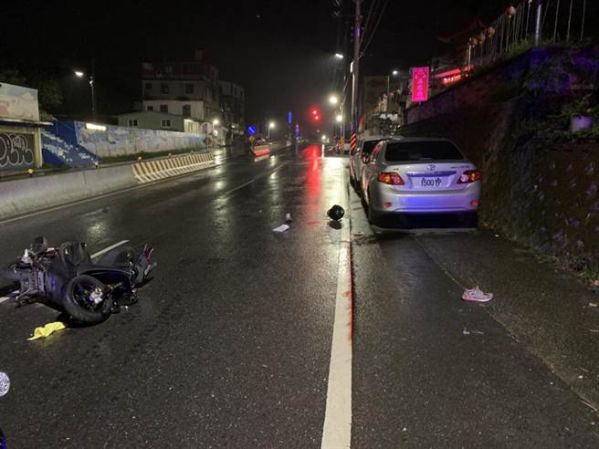 男女同事相约淡水吃消夜　回程自撞1命危1伤（翻摄照片／戴上容新北传真）