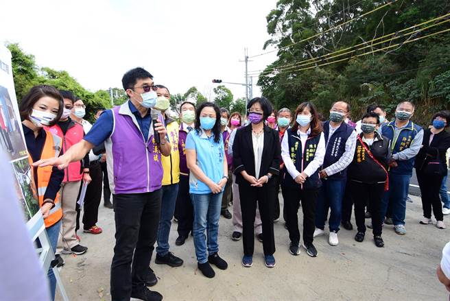 彰化縣花壇鄉彰139線與芬園鄉三芬路口6月間豪大雨中崩塌，彰化縣首次採國道修復規格的「預力地錨工法」，提前半個月完工，18日下午開放通行。（吳敏菁攝）