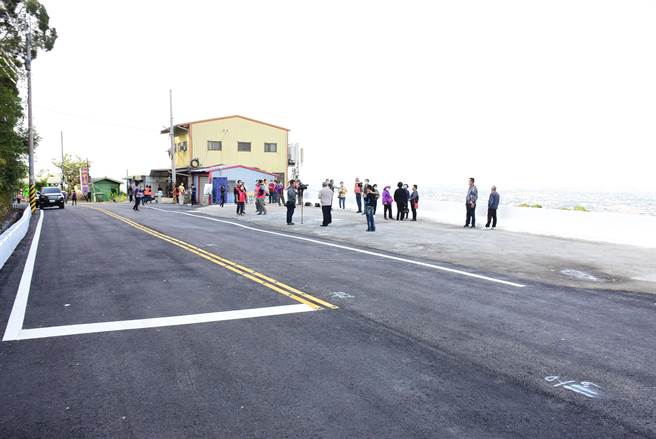 彰化縣花壇鄉彰139線與芬園鄉三芬路口6月間豪大雨中崩塌，彰化縣首次採國道修復規格的「預力地錨工法」，提前半個月完工，18日下午開放通行。（吳敏菁攝）