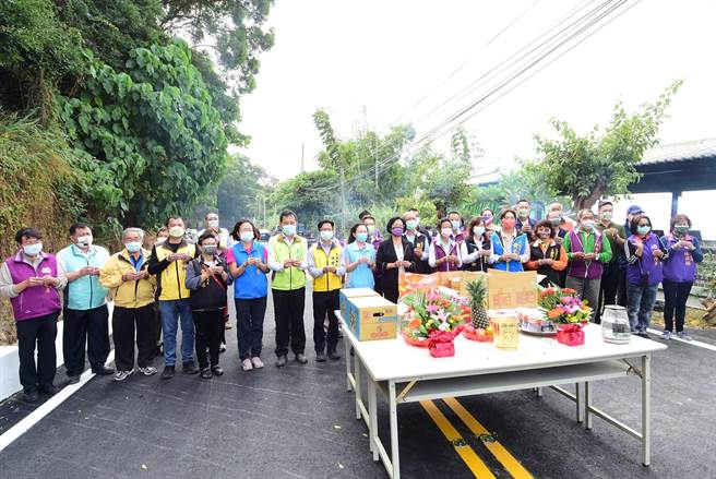 彰化縣花壇鄉彰139線與芬園鄉三芬路口6月間豪大雨中崩塌，彰化縣首次採國道修復規格的「預力地錨工法」，提前半個月完工，18日下午開放通行。（吳敏菁攝）