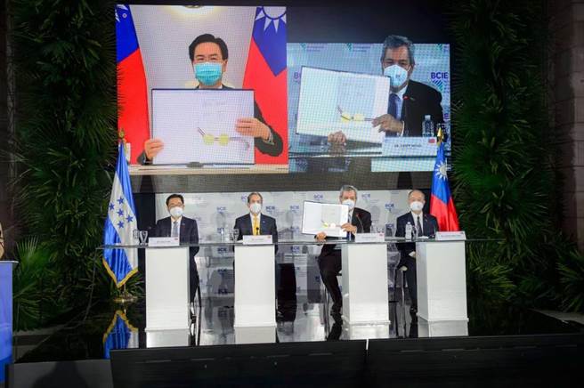 CABEI視訊簽署儀式現場。下排左起：我國駐宏都拉斯大使溫曜禎、宏都拉斯財政部長Luis Mata、CABEI總裁Dante Mossi，及我國駐CABEI董事陳長庚。（外交部提供）