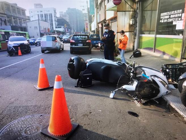 黄男骑乘的重机逆向行驶造成毁损。（民眾提供）