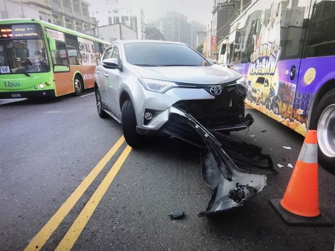 陈姓男子驾驶丰田厂牌的自小客车，于该路段违规迴转时，当场与黄男相撞。（民眾提供）