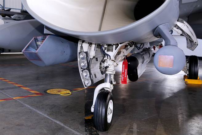 我国空军第4联队近期完成F-16V BLK20型战机换装，18日进行接装典礼，F-16V将机腹下的ALQ-184电子干扰夹舱升级，电子光学红外线瞄准「神射手」夹舱（左）升级及夜间导航夹舱（右）。（黄世麒摄）