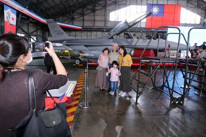 我国空军第4联队近期完成F-16V BLK20型战机换装，18日进行接装典礼，特别邀请飞行员的家属到场观礼，典礼后开心地在战机前合影留念。（黄世麒摄）