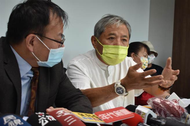 铅中毒案被害人出现死亡首例，被害人家属陈明振（中）等人出面说明。（民眾提供／陈淑芬台中传真）