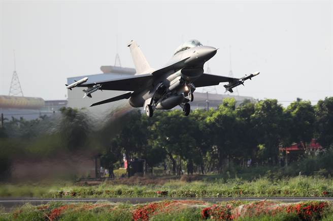 F-16目前依舊是外國軍隊的熱門戰機選項，包括台灣、巴林、斯洛伐克、摩洛哥與保加利亞，都是F-16的顧客。圖為台灣漢光演習F-16升空。(圖/中央社)