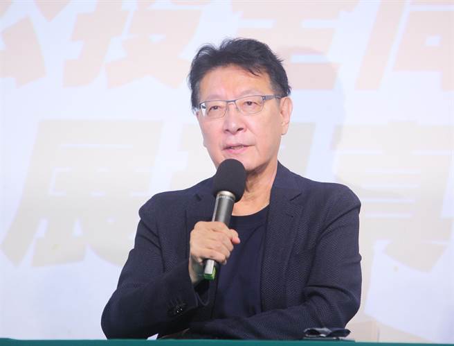 「戰鬥藍」18日召開「公投公車」上路記者會，發起人趙少康（如圖）在會中表示，原本希望花費請首都客運派車到記者會供媒體拍攝，但首都客運卻不敢派車來，這根本是白色恐怖、情治統治。（張鎧乙攝）