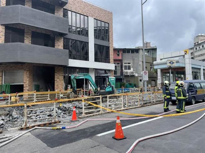 北市大直捷运站二号出口旁施工挖破瓦斯管线，警消在场射水警戒。(戴志扬翻摄)