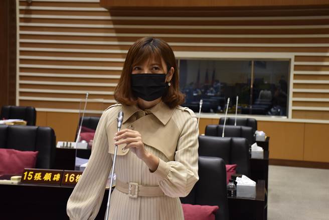 民进党县议员徐筱菁18日总质询询问农业处长李乙廷，对农委会主委陈吉仲指摘有何回应。（谢明俊摄）