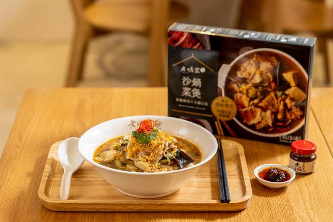 「老媽拌麵關廟麵專門店」推出香辣沙茶沙鍋菜麵，178元。（老媽家提供）