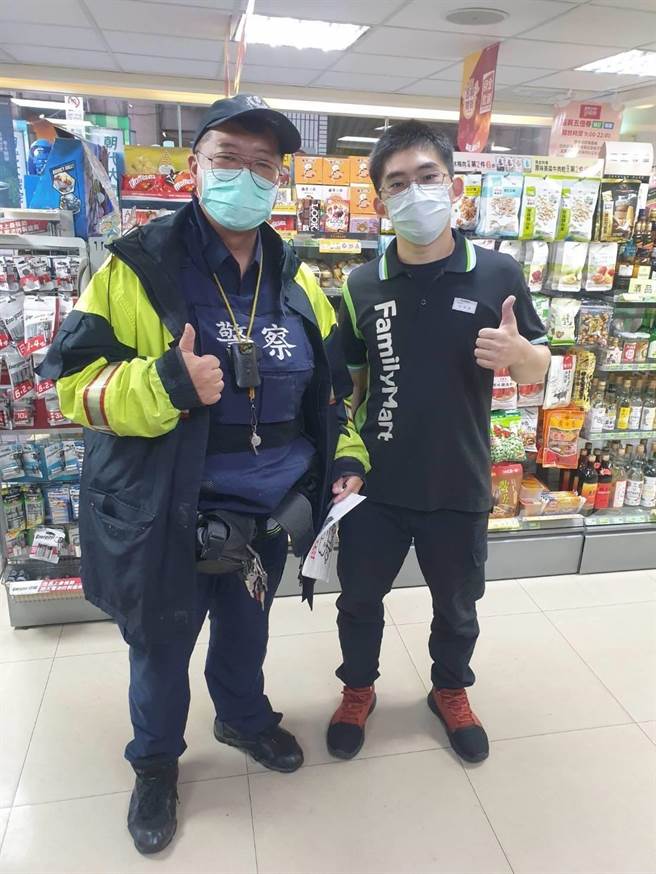 警員陳旻軒與全家店員林學謙機警阻詐，成功攔阻新台幣1萬5000元。（圖／大同警分局提供）