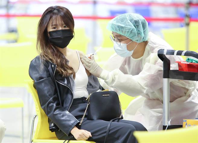 第14輪加開混打「22萬人登記意願」，明限6小時預約。（陳俊吉攝）