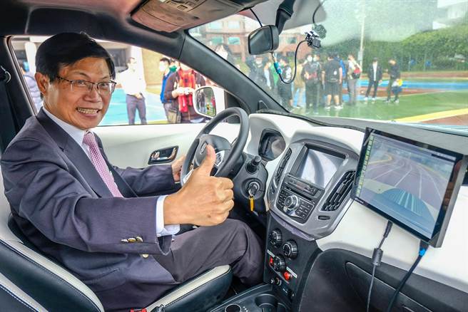 敏實科大校長曾信超坐上成功完成自動駕駛的自駕電動車，強調充分展現敏實科大與集團結合的研發能量。（羅浚濱攝）