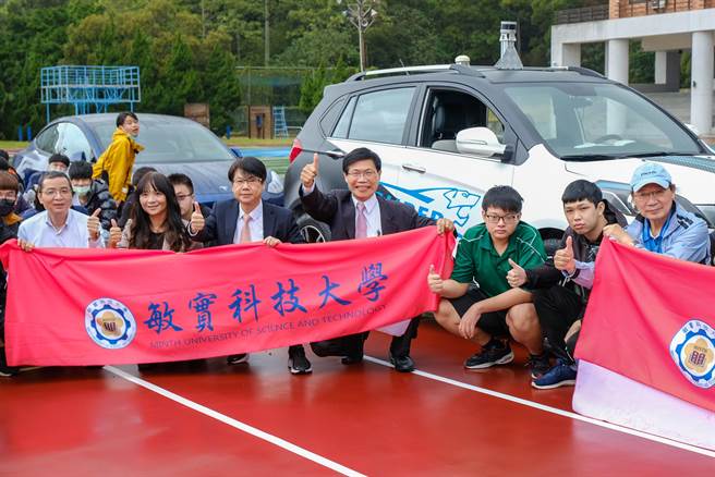 敏實科大自駕電動車成功完成自駕試驗，校長曾信超（中）與師生們很滿意第一階段的初步成果。（羅浚濱攝）