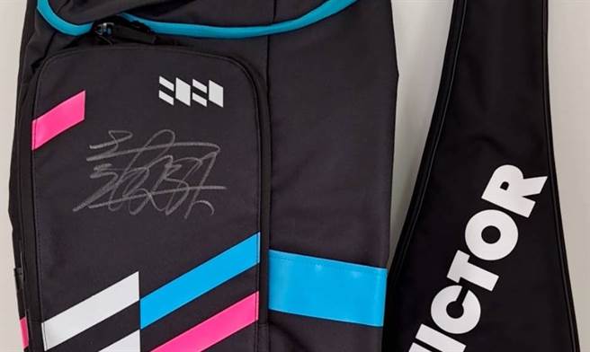 2021線上舒跑盃獎品，羽球天后戴資穎簽名球拍球袋。（舒跑提供）