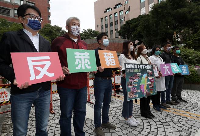 「反萊豬、大眾走聯盟」今(18)日和前衛生署署長楊志良、醫師蘇偉碩以及民間「反瘦肉精毒豬聯盟」召開「百億基金『嚴. 寬. 橫 』記者會」，批農委會主委陳吉仲繼農損基金下萊豬廣告後，萊豬把關承諾頻跳票。（資料照，劉宗龍攝）